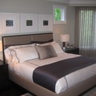 Спальня современный интерьер, картина в интерьере, настольная лампа, жалюзи, фото интерьера спальни