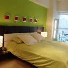 Спальня современный интерьер, картина в интерьере, настольная лампа, жалюзи, кровать с высоким изголовьем, фото интерьера спальни