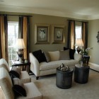 Гостиная, современный интерьер, диван, кресла-стулья, жалюзи, шторы на люверсах, фото интерьера гостиной