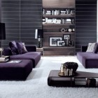Гостиная, современный интерьер, диван без ножек, ворсистый ковер, фиолетовые цвета, настольная лампа, фото интерьера гостиной