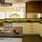 Кухня современный интерьер, люстры-подвесы, кухня остров, газовая плита, деревянная мебель, фото интерьера кухни