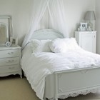 Спальня прованс, балдахин, кровать с изголовьем, прикроватная мебель, фото интерьера спальни