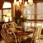 Кухня прованс, деревянные стулья, круглый обеденный стол, люстра со свечами, фото интерьера кухни