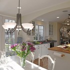 Кухня прованс, люстра подвес, точечное освещение, рейлинг, выход во двор, встроенная техника, фото интерьера кухни
