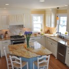 Кухня прованс, люстра подвес, точечное освещение, встроенная техника, кухня остров, фото интерьера кухни