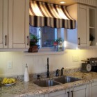Кухня прованс, двойная раковина, вытягивающийся излив, точечное освещение, фото интерьера кухни