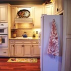 Кухня прованс, встроенная техника, кухонный фартук, паркет на кухне, фото интерьера кухни