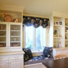 Кухня прованс, кованая люстра, подоконник скамья, точечное освещение, декор кухни, шторы в стиле кафе, фото интерьера кухни