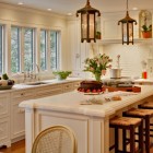 Кухня прованс, кухня остров, кухонный фартук, люстра подвес, хрустальная люстра, барные стулья, точечное освещение, фото интерьера кухни