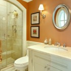 Ванная, традиционный интерьер, стеклянный душ, закрытый душ, овальная раковина, встроенная раковина, декоративная бра, фото интерьера ванной