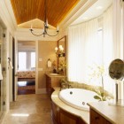 Ванная, традиционный интерьер, встроенная ванна, точечное освещение, закрытый душ, стеклянный душ, декоративные бра, шторы на люверсах, фото интерьера ванной