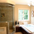 Ванная, традиционный интерьер, встроенная ванная, встроенная раковина, открытый душ, стеклянный душ, окна в ванной, бра, фото интерьеров ванной