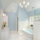 Ванная, традиционный интерьер, отдельностоящая ванна, бра, открытый душ, кафель под кирпич, наклонные потолки, фото интерьера ванной