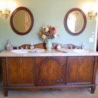 Ванная, традиционный интерьер, деревянная тумба, встроенная раковина, две раковина, овальное зеркало, декоративные бра, фото интерьера ванной