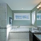 Ванная, традиционный интерьер, встроенная ванна, открытый душ, стеклянный душ, встроенная раковина, мраморная столешница, бра, большое зеркало, окно в ванной, фото интерьера ванной