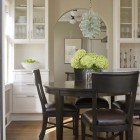 Столовая традиционный интерьер, люстра подвес, обеденные стулья, круглый обеденный стол, встроенная кухонная мебель, фото интерьера столовой