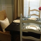 Столовая традиционный интерьер, сервировка стола, плетеный стул, обеденный стол, обеденные стулья, фото интерьера столовой