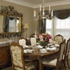 Столовая традиционный интерьер, креденца, сервировка стола, классические шторы, обеденный стол, люстра со свечами, обеденные стулья, фото интерьера столовой