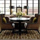 Столовая традиционный интерьер, круглый стол, плетеные кресла, панорамные окна, диванчик, фото интерьера столовой