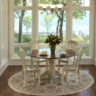 Столовая традиционный интерьер, деревянные стулья, круглый обеденный стол, панорамные окна, красивый вид из окна, сервировка стола, фото интерьера столовой