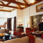 Гостиная, традиционный интерьер, камин, место для чтения, большая гостиная, шторы на люверсах, фото интерьера гостиной