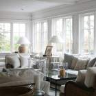 Гостиная, традиционный интерьер, большие окна, несколько диванов, кресла, журнальный столик, настольная лампа, фото интерьера гостиной