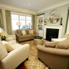 Гостиная, традиционный интерьер, несколько диванов, кресла, шторы на люверсах, камин, плазма, встроенная мебель, фото интерьера гостиной