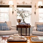 Гостиная, традиционный интерьер, бра, римские шторы, журнальный столик, декоративные подушки, фото интерьера гостиной