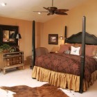 Спальня традиционный интерьер, потолочный вентилятор, кровать со стойками, шторы на люверсах, бра, кровать с высоким изголовьем, фото интерьера спальни