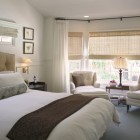 Спальня традиционный интерьер, римские шторы, шторы на люверсах, валик, точечное освещение, кровать с высоким изголовьем, фото интерьера спальни