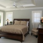 Спальня традиционный интерьер, потолочный вентилятор, кровать с высоким изголовьем, комод, деревянная кровать, точечное освещение, фото интерьера спальни