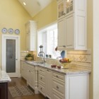 Кухня традиционный интерьер, наклонный потолок, кухня в одну линию, паркет, кухня в стиле прованс, фото интерьера кухни