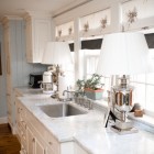 Кухня традиционный интерьер, кухня в одну линию, кухня в стиле прованс, римские шторы, деревянный пол, фото интерьера кухни