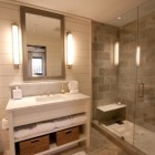 Ванная, традиционный интерьер, смежная ванна, открытый душ, стеклянный душ, корзинки для белья, подсветка зеркала, встроенная раковина, фото интерьера ванной