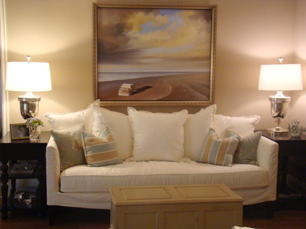 Картина диван. Картина над диваном в спальне. Картина в бежевую комнату. Картины в бежевом интерьере. Светильники над диваном в спальне.