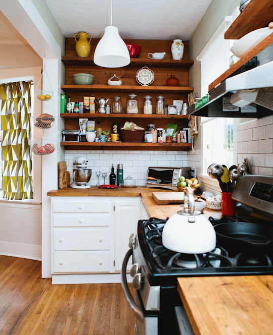 Как обустроить маленькую кухню: 7 находчивых идей