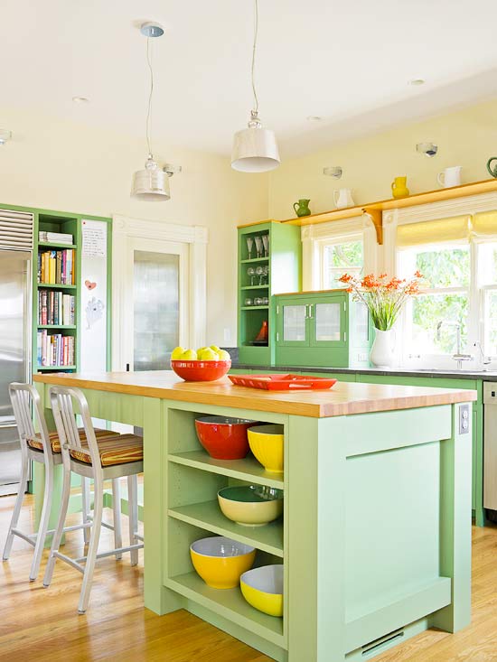 Красочный кухонный остров в интерьере кухни