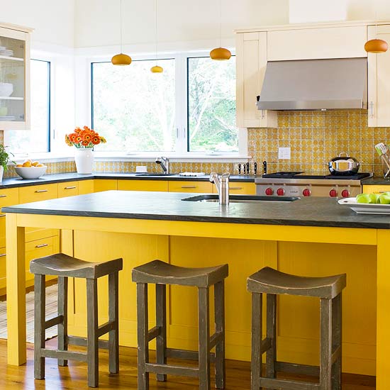 Красочный кухонный остров в интерьере кухни