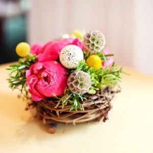 Цветы в плетенных корзинах и декоративных гнездах