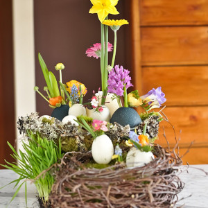 Цветы в плетенных корзинах и декоративных гнездах