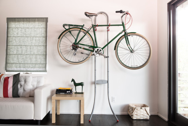 Как повесить велосипед на стену в квартире фото