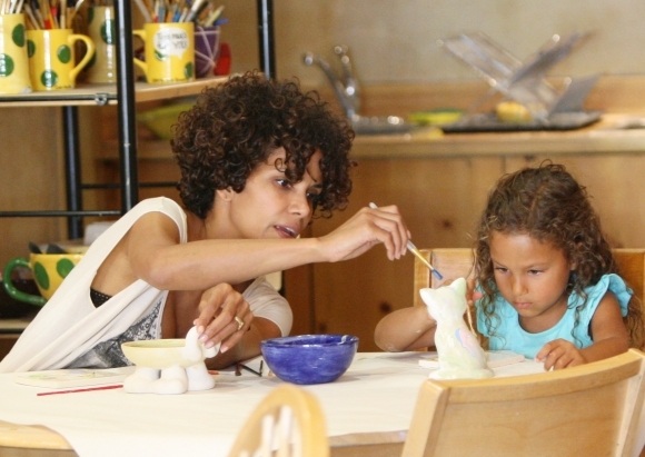 Halle-Berry-and-Daughter-Nahla-Get-Crafty-at-Color-Me-Mine-11-580x435