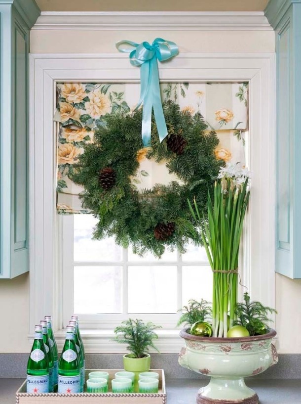 55-Amazing-Christmas-Window-Décor-With-small-windows-design-and-wreath-ornaments