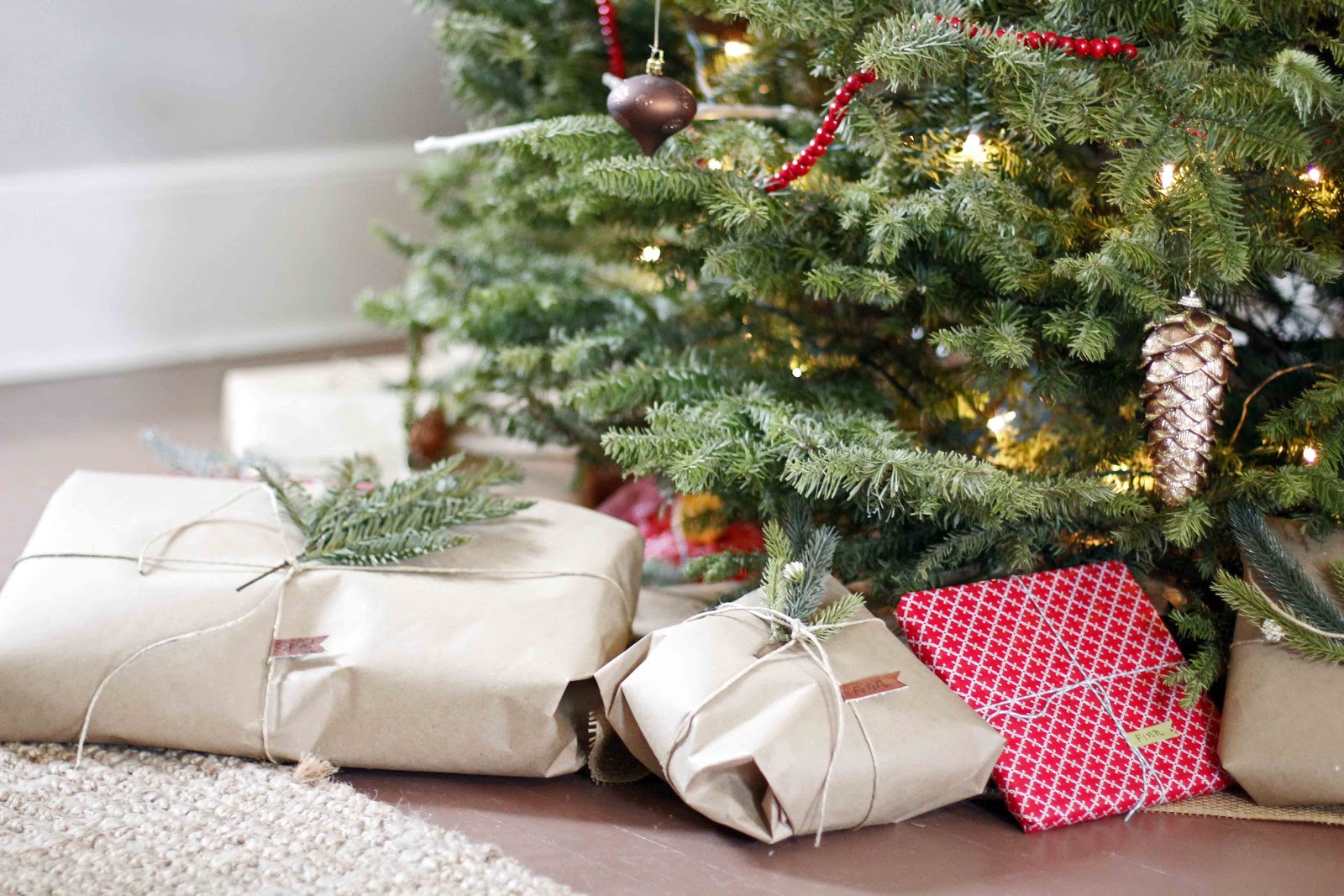 5 идей декора и упаковки подарков с помощью крафт-бумаги