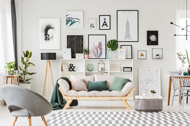 Как развесить картины над диваном в гостиной: 10 способов