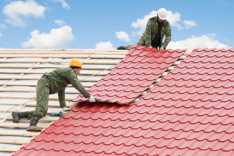 Крыша из металлочерепицы: преимущества, выбор покрытия и профиля