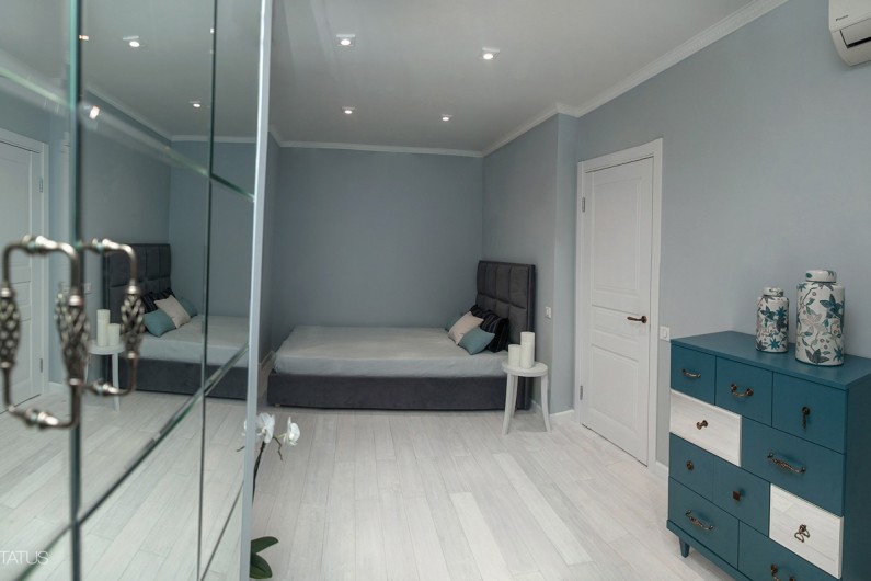 спальня в кухня-студио в трехномнатной квартире в комплексе Парк Авеню