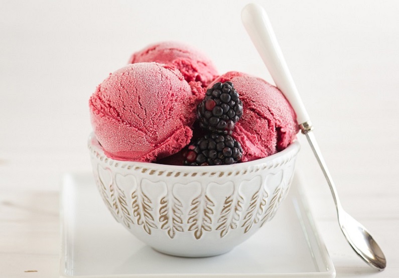 Как охладиться летом: рецепты мороженного, сорбетов, фруктового льда и парфе