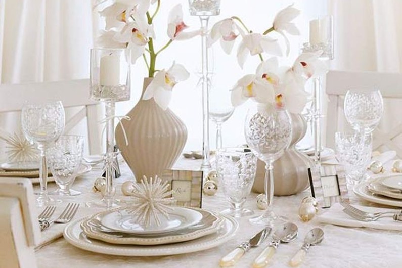 Magnificent-White-Floral-Arrangements-In-Cream-Vases-For-Christmas-Table